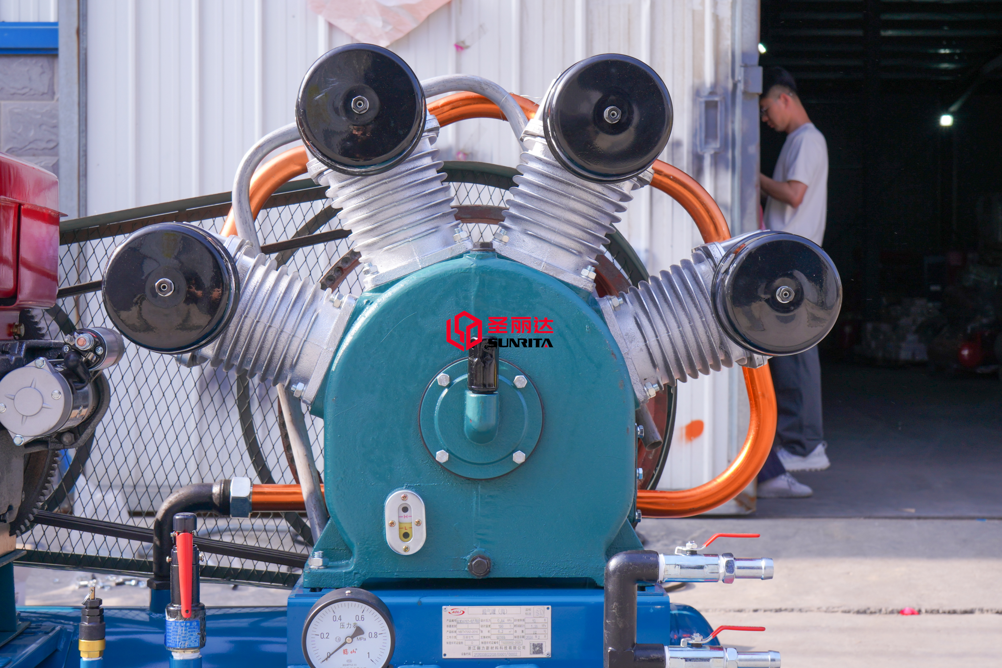 Air compressor (10)