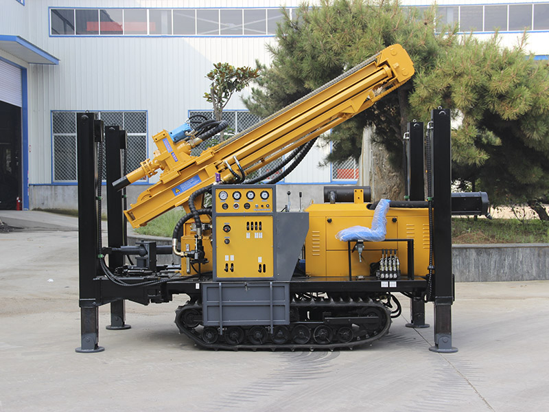Crawler type water well drilling rig